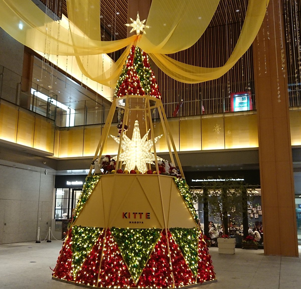 Uzivatel ゆん 名古屋在住 Na Twitteru 今夜で今年のクリスマスツリーは見納めなので Kitte名古屋のクリスマス ツリー 名古屋駅桜通り口からの眺め ゲートタワーのクリスマスツリー どらもキラキラできれいです 名古屋のクリスマス クリスマス