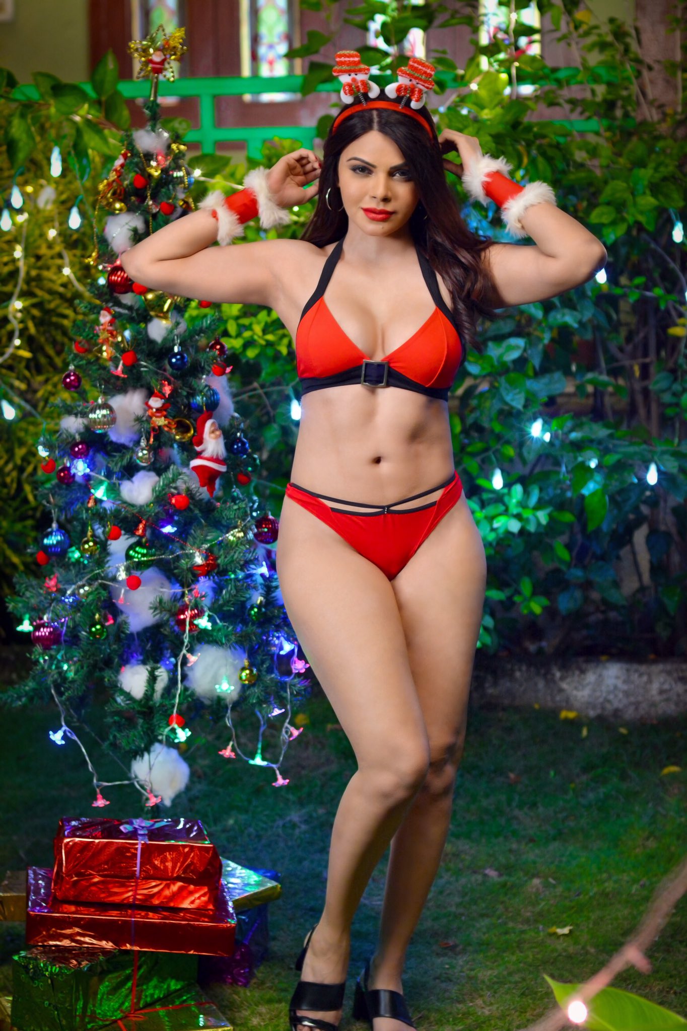 Sherlyn Chopra (शर्लिन चोपड़ा)🇮🇳 on X: HOLD ME TIGHT!!! 👅 Available  exclusively on the #sherlynchopraapp #sexy #santa #christmas 🔥🔥🔥 Link in  bio t.coqGZTkektiP  X
