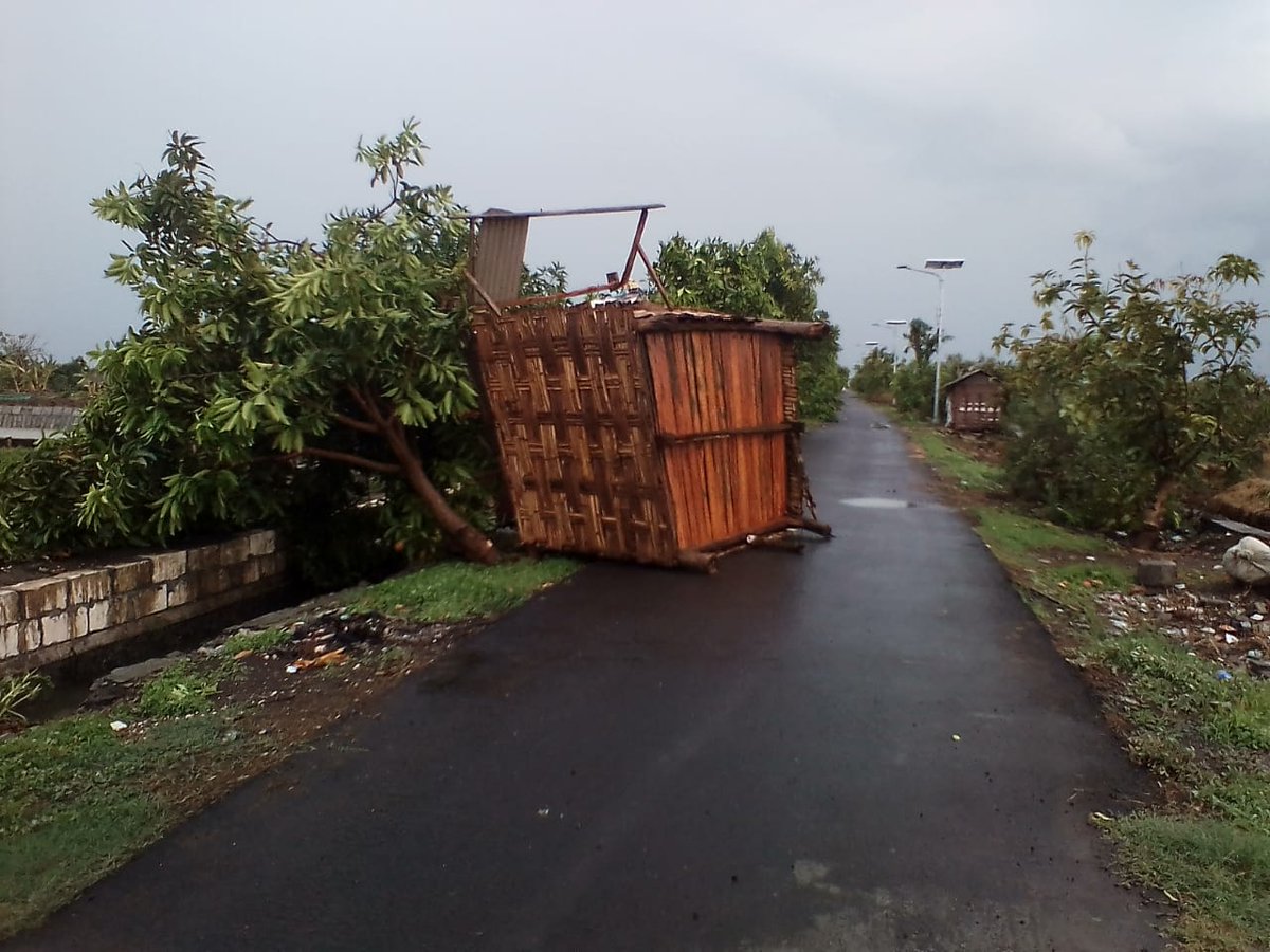 Puluhan rumah warga di Desa Banjarpanji, Tanggulangin Sidoarjo, Jawa Timur rusak akibat angin puting beliung di wilayah setempat, Rabu (25/12/2019) sore.