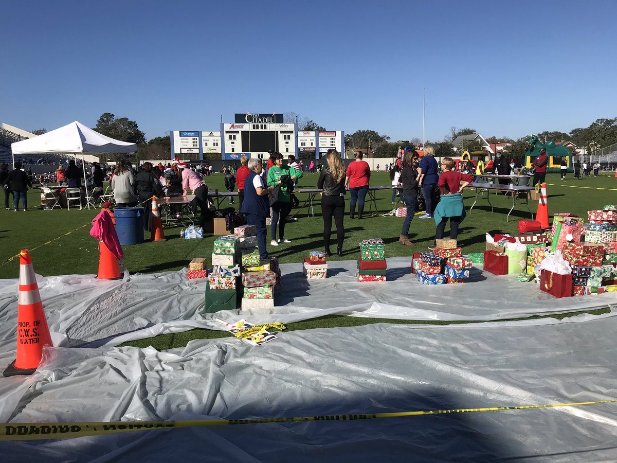 jtighe08's tweet photo. Around 300 volunteers, including families who volunteer every year for @Withoutwallschs ministry Birthday party for #Jesus at @Citadel1842 in Hagood Stadium. 1,000 plus gifts, food + clothing donations @ABCNews4 #chsnews #chs #Christmas https://t.co/MUNV5b4LYv
