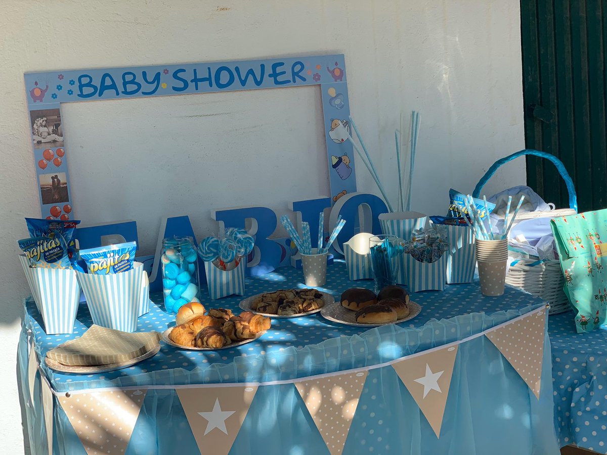 Hay personas con las que te sientas en el borde de la acera y eres la persona más feliz del mundo.  Yo tengo esa suerte ! No es dónde, es con quién.. 
Gracias amigos!! #teesperamos #fabio #amigos #noquieromas #gracias