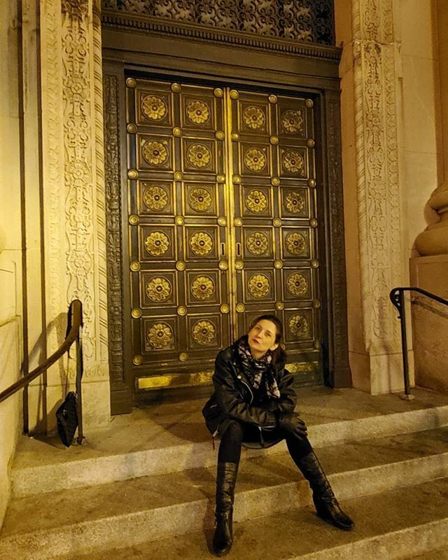KossacPrincess's tweet photo. #portrait #me #doors #gilded #night #nightphotography #mystyle https://t.co/z06bPljZ0t https://t.co/jXdkLrJ6fr
