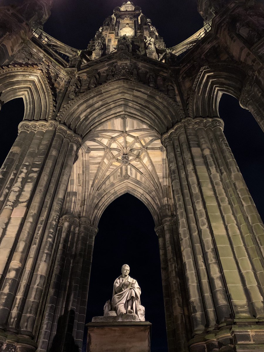 Evening 😊more pics from beautiful Edinburgh 📸🌃 just back from city walk now having a hot tea 🍵karaoke evening 🎤🎼🎤me and the girls 😍🤩🎄🎁 hope everyone Christmas Day was beautiful 🎄🎁🎀💕#ChristmasDay #edinburghstreets #MerryChrismas #edinburghviews