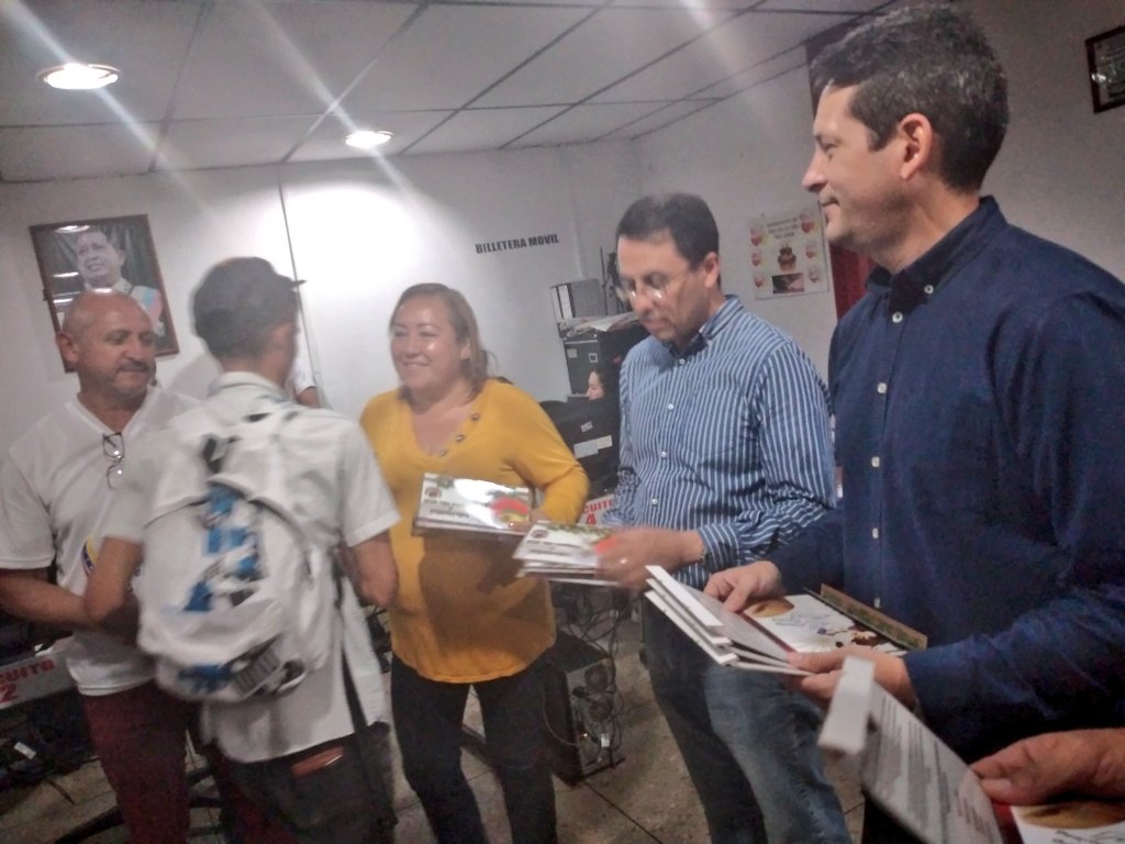 BermudezJoseA's tweet photo. .@FreddyBernal entrega de tarjetas de navidad a Gran Familia @GMAS_Tachira agradeciendo el  compromiso con el trabajo diario y en equipo con el fin de fortalecer la atención integral a las familias tachirenses junto @NicolasMaduro @TrompizCarlos @JuntosXTachira https://t.co/jeDV2WiYLY