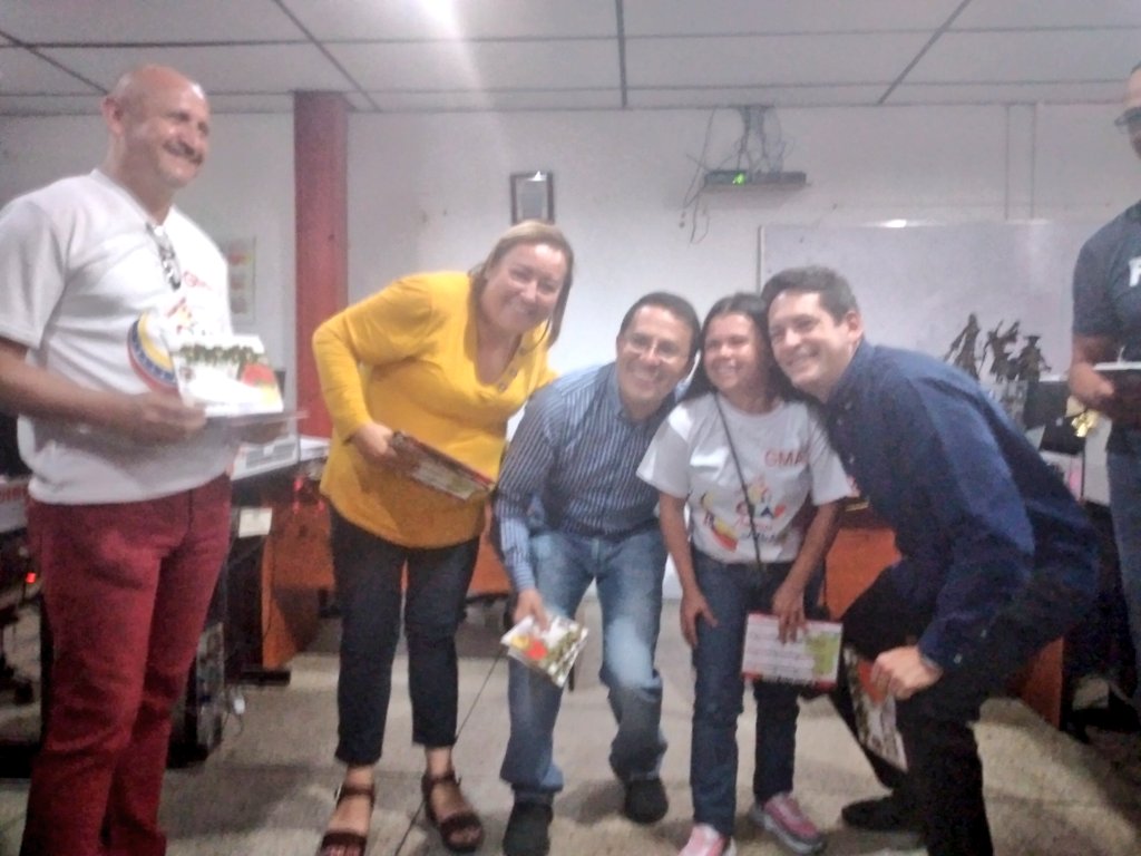 BermudezJoseA's tweet photo. .@FreddyBernal entrega de tarjetas de navidad a Gran Familia @GMAS_Tachira agradeciendo el  compromiso con el trabajo diario y en equipo con el fin de fortalecer la atención integral a las familias tachirenses junto @NicolasMaduro @TrompizCarlos @JuntosXTachira https://t.co/jeDV2WiYLY