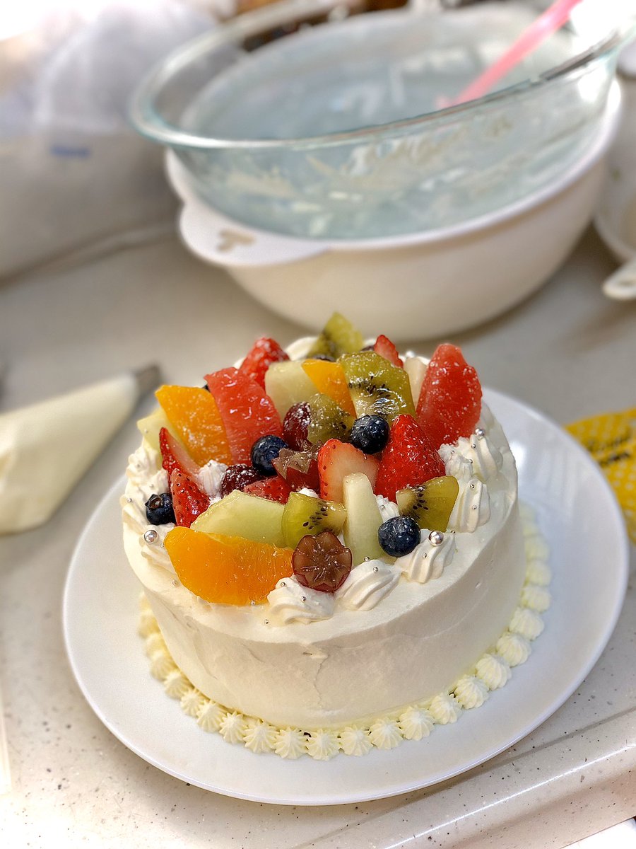 Sweet_LOVE_hono's tweet photo. デコレーションケーキ
余ってたフルーツ使って5号ケーキ！たくさんフルーツあって豪華だけど切る時大変😅重くて取り分けた時に倒れたーー、。
#デコレーションケーキ #クリスマス #手作り #贅沢 #メリークリスマス https://t.co/SKzL3O1koi