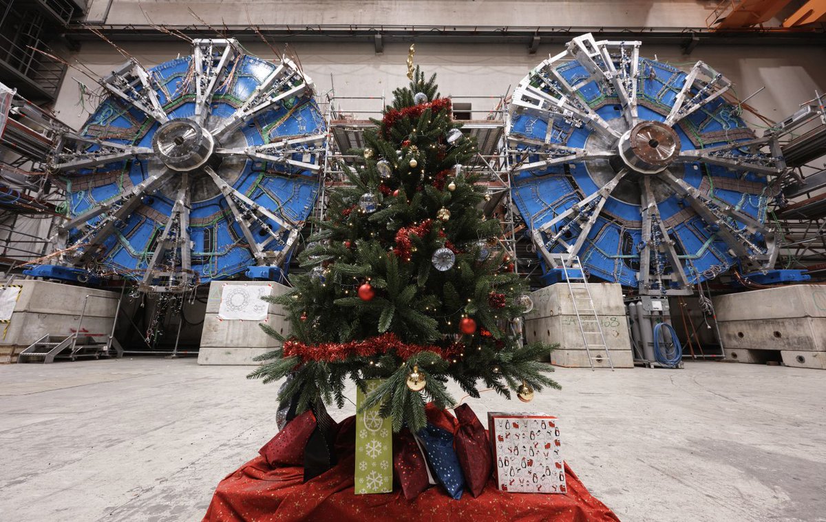 CERN_FR's tweet photo. Meilleurs vœux du CERN à vous toutes et tous ! 🎄✨❄️

@ATLASexperiment au CERN est en mode festif. Ce sapin de Noël a fait son apparition devant les nouvelles "petites" roues ATLAS.   

#PhotoDeLaSemaine

Pour en savoir plus : https://t.co/kscb13RXZZ https://t.co/mwTGFyjmYF