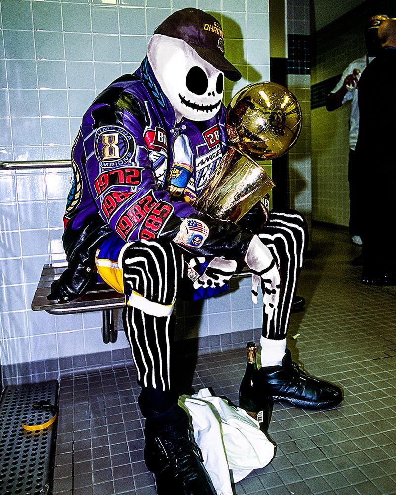 SportsCenter's tweet photo. Iconic NBA moments x Iconic Christmas characters 🏀🎄 https://t.co/6iCmA6B32q