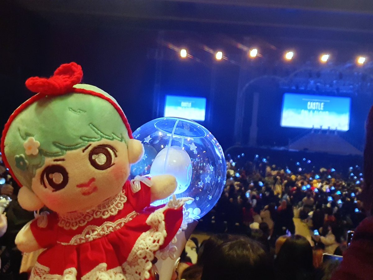 bbangwoonie's tweet photo. 셍자님이 미천한 백성인 저도 초대해주신 은혜덕분에 걱정없이 행복만 할 수 있었던 메뤼~❤ 크리스마스

#포동셍 #민콩이 #CASTLE_ON_A_CLOUD https://t.co/1dUt8OSQnZ