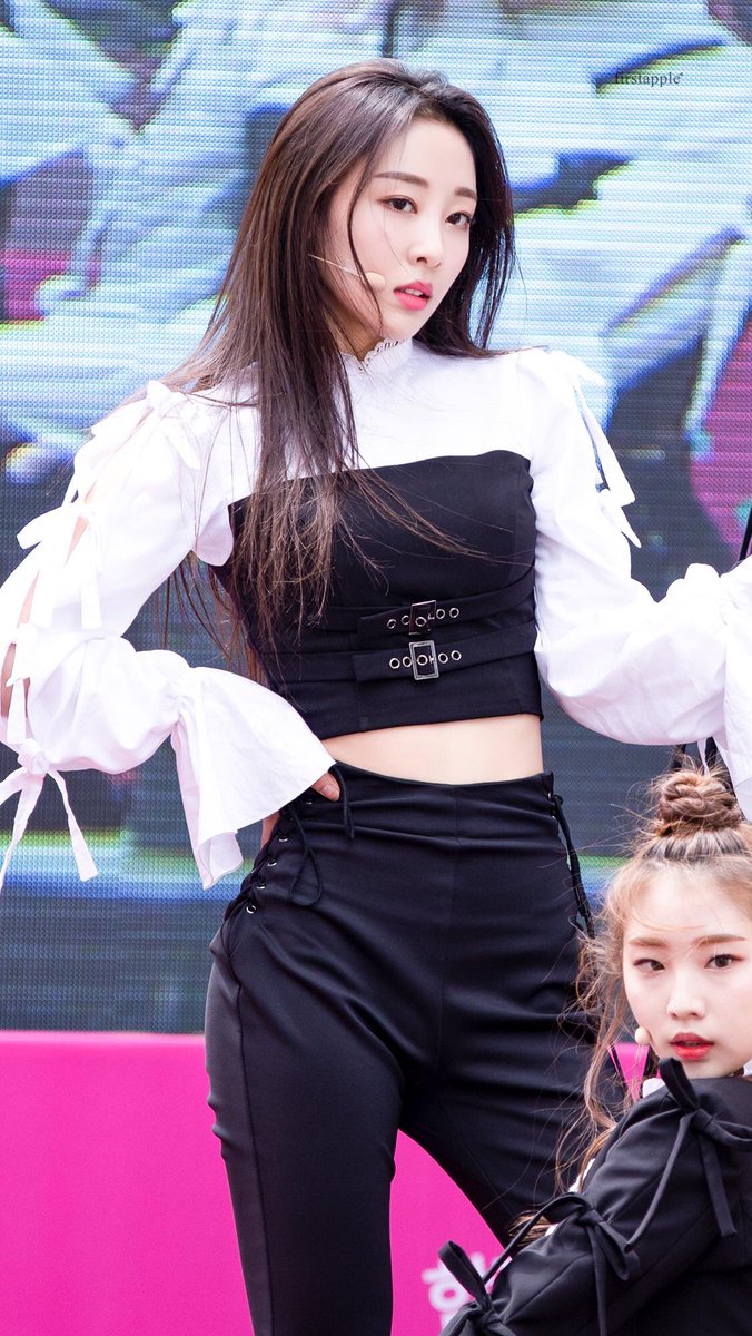 aaangelyap's tweet image. EXPOSE YOURSELF GAME: close ur eyes and scroll through ur camera roll and blindly choose 4 pics. no cheating

...i'm about to stan loona aren't i...