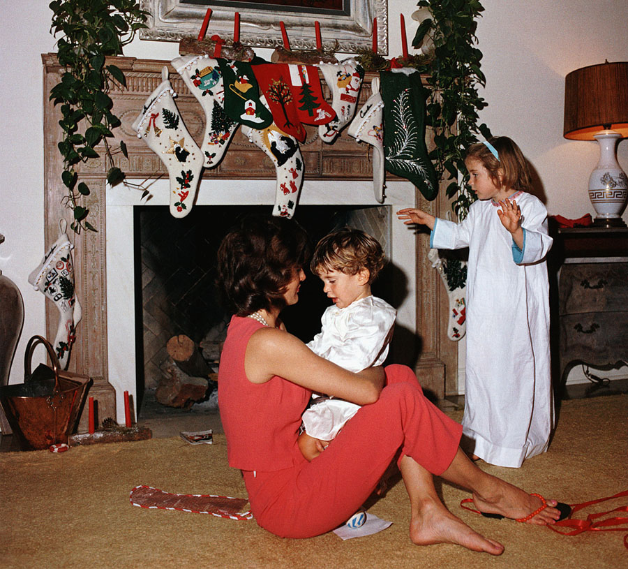 HistoryInPics's tweet photo. First Lady of the United States Jacqueline Kennedy sits with her children on Christmas morning in 1962. Merry Christmas guys! https://t.co/mzt7JsAknc