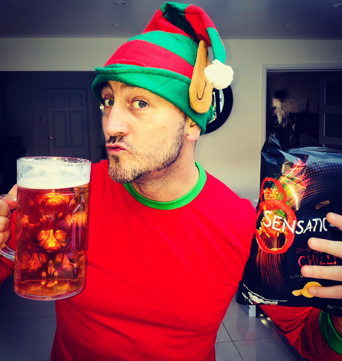 Mellor76's tweet image. 2 pint jug and a packet of Crisps!! 😜
#2pints #christmasday #twopintsoflagerandapacketofcrisps #lovinlife #elf #festivespirit #happydays #crisps #walkerscrisps #sensationcrisps