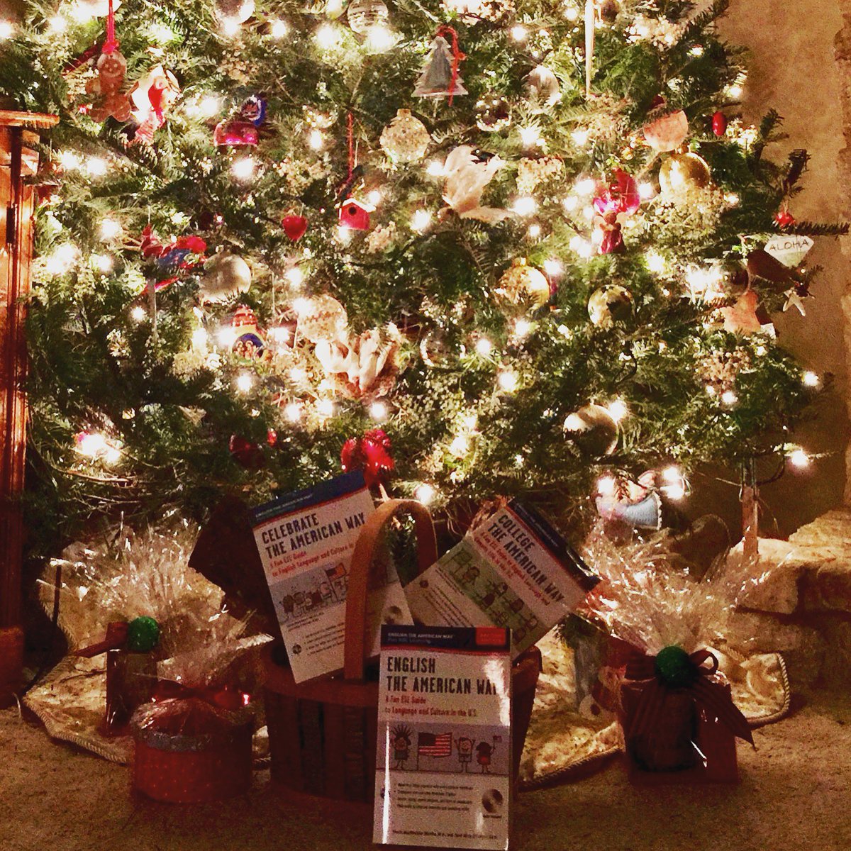 🎄📚What could be better than a basket of books?🎄📚

🔗 bit.ly/FunLearn
🔗 bit.ly/English2e
🔗 bit.ly/CollegeInUSA

#english #intled #americanholiday #internationalstudents #enl #esl