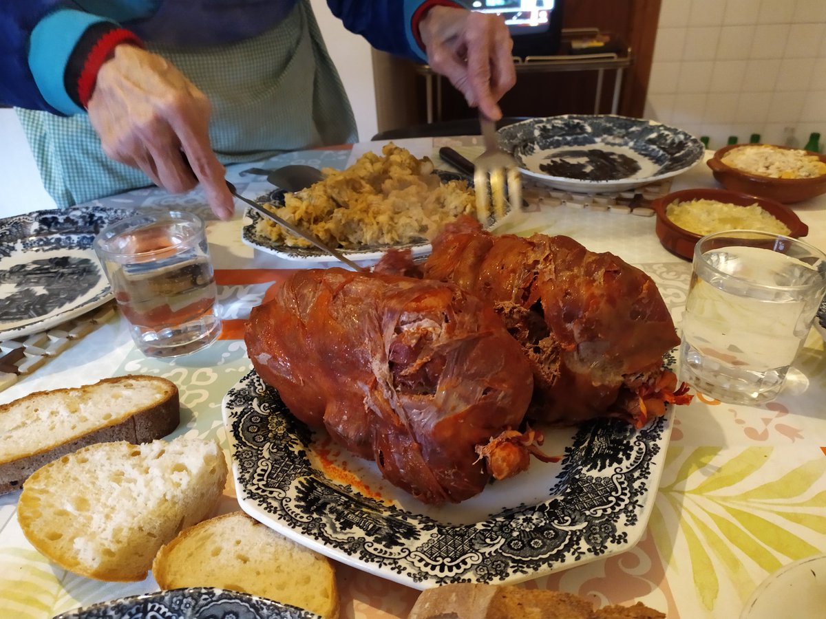 _Morgana_Devil_'s tweet image. #MerryChristmas CMDRs! The FED @chema_cas and I are enjoying this day with my parents #botillo #botillodelbierzo