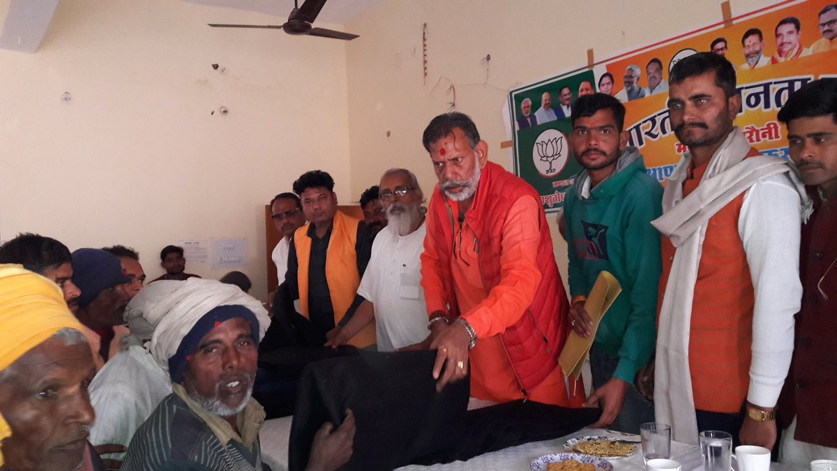 आज जनपद ललितपुर विधानसभा महरौनी में विभिन्न स्थानों पर माननीय भारत रत्न पूर्व प्रधानमंत्री श्रध्देय स्व. अटल बिहारी वाजपेई जी के 96 जन्म दिवस के अवसर पर जरूरतमंदों को कंबल वितरण कार्यक्रम में शामिल हुए एवं केंद्र सरकार एवं प्रदेश सरकार  के द्वारा संचालित जनकल्याणकारी योजनाओं के