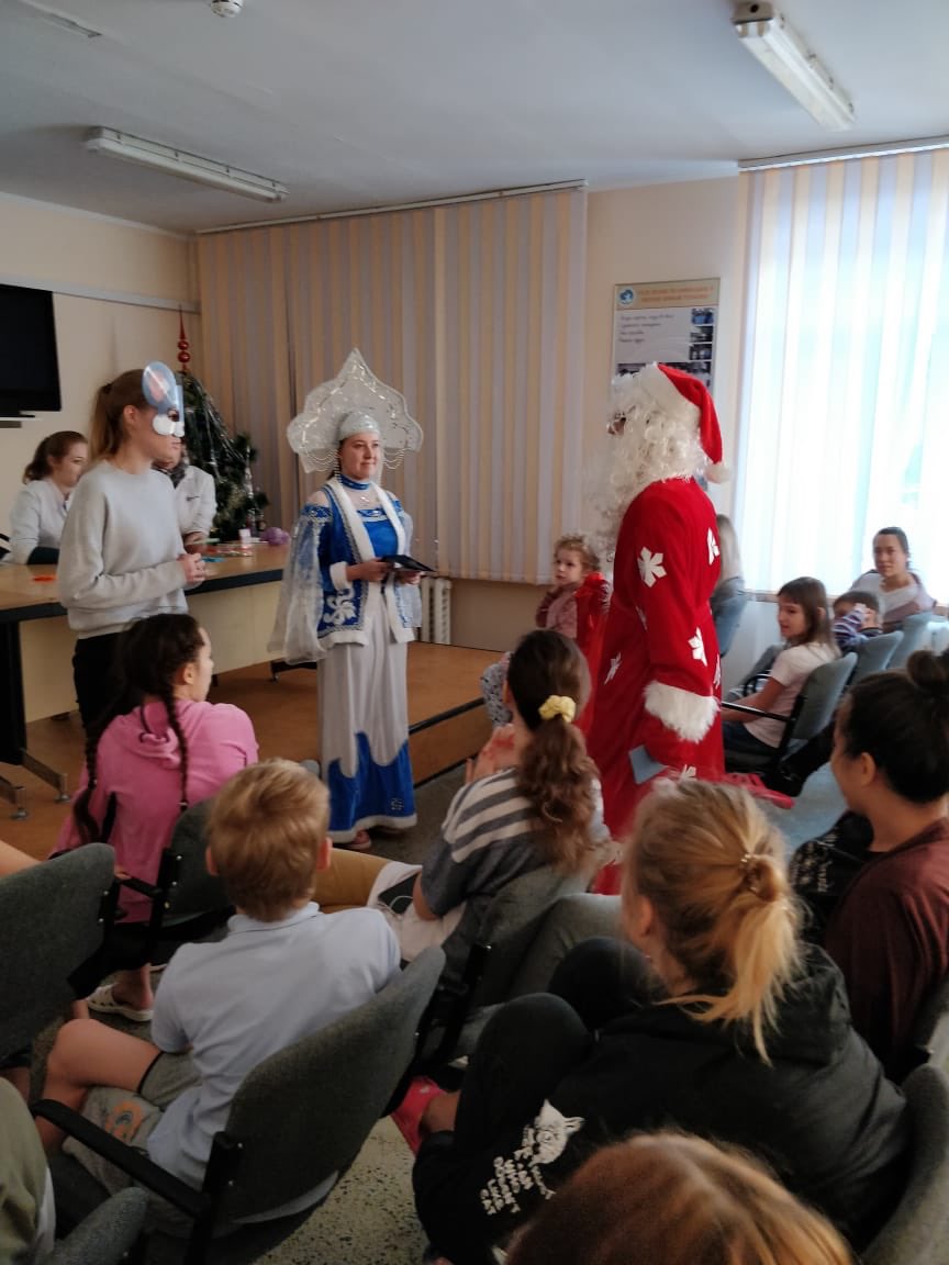 24 декабря студенты лечебного и педиатрического факультета СамГМУ провели новогодний праздник в СОДКБ им. Н.Н. Ивановой. Путешествие — презентация традиций новогодний праздников в разных странах и творческий мастер-класс по изготовлению новогодней игрушки.