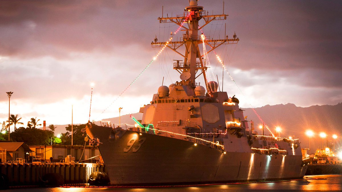 AmericasNavy's tweet photo. An unstoppable force of strength and defense can still string Christmas lights to spread holiday cheer. #MerryChristmas from America’s Navy! 🎄 #ForgedByTheSea https://t.co/pkhC50iKuG