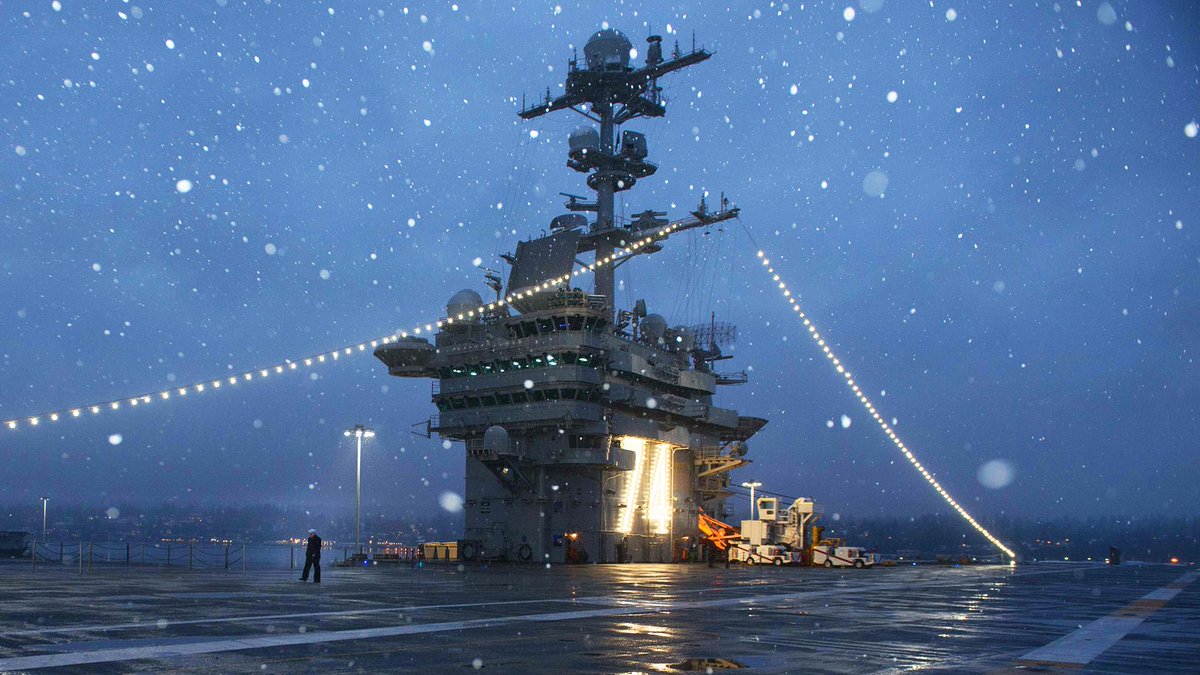 AmericasNavy's tweet photo. An unstoppable force of strength and defense can still string Christmas lights to spread holiday cheer. #MerryChristmas from America’s Navy! 🎄 #ForgedByTheSea https://t.co/pkhC50iKuG
