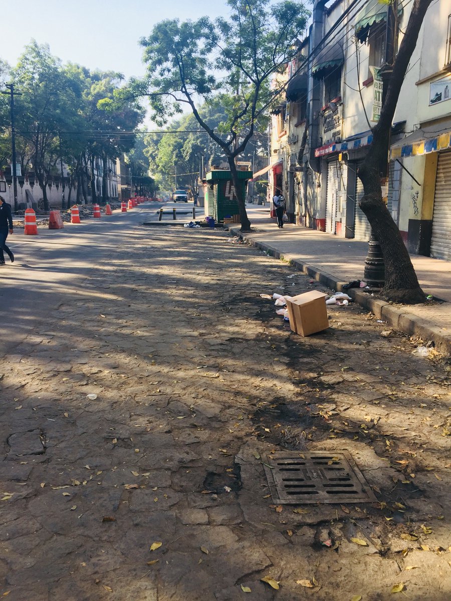 Toroapis07's tweet photo. @vidallerenas @AzcapotzalcoMx Violando el reglamento de tránsito los vehículos de la alcaldía en pleno centro pese atener espacio para estacionar a escasos 20 metros. Este es su cambio Sr Alcalde? https://t.co/bOCNOtkrxe