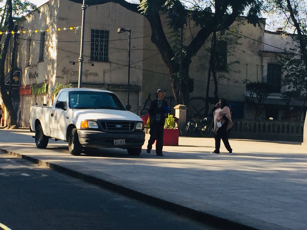 Toroapis07's tweet photo. @vidallerenas @AzcapotzalcoMx Violando el reglamento de tránsito los vehículos de la alcaldía en pleno centro pese atener espacio para estacionar a escasos 20 metros. Este es su cambio Sr Alcalde? https://t.co/bOCNOtkrxe