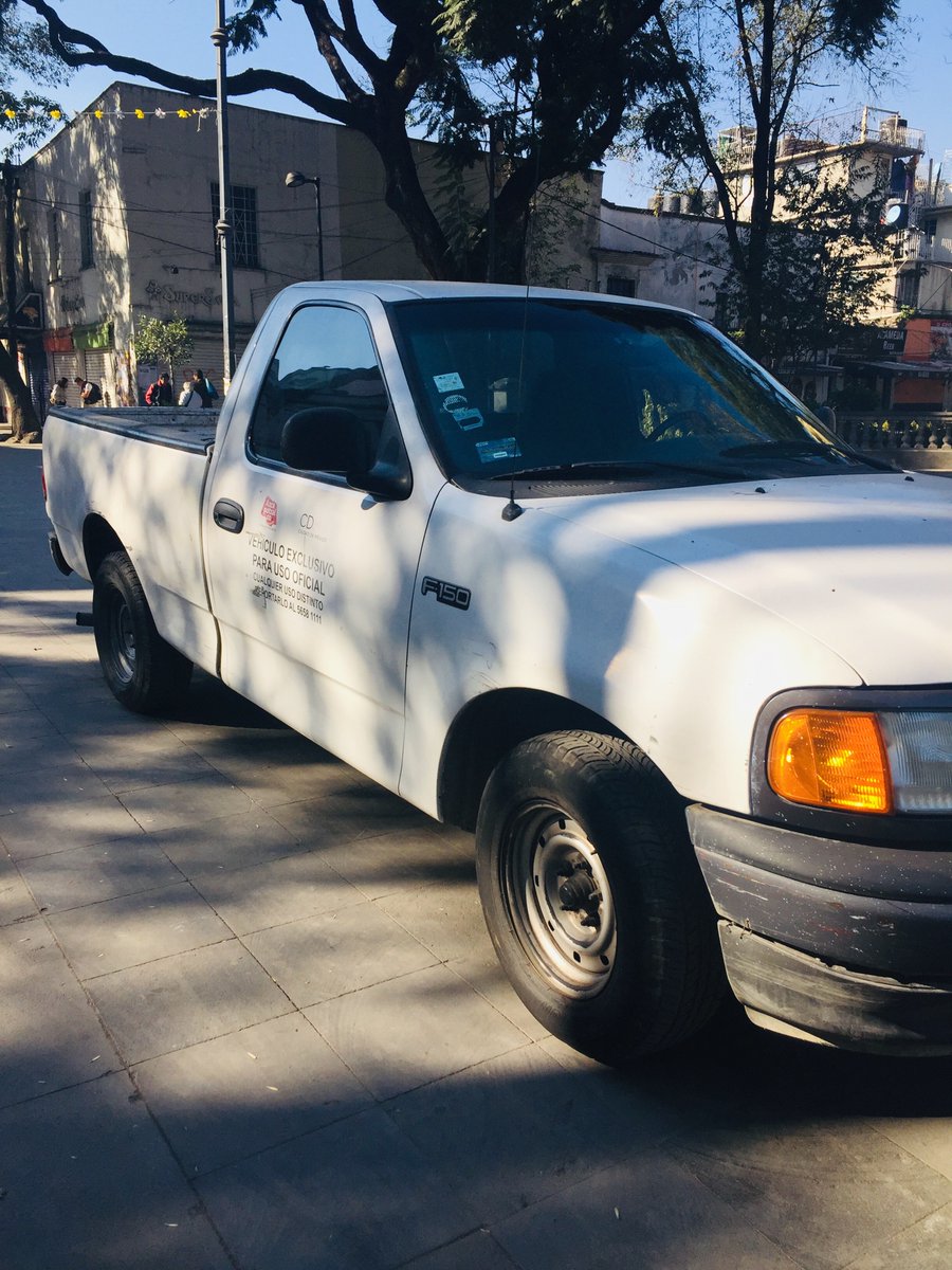 Toroapis07's tweet photo. @vidallerenas @AzcapotzalcoMx Violando el reglamento de tránsito los vehículos de la alcaldía en pleno centro pese atener espacio para estacionar a escasos 20 metros. Este es su cambio Sr Alcalde? https://t.co/bOCNOtkrxe