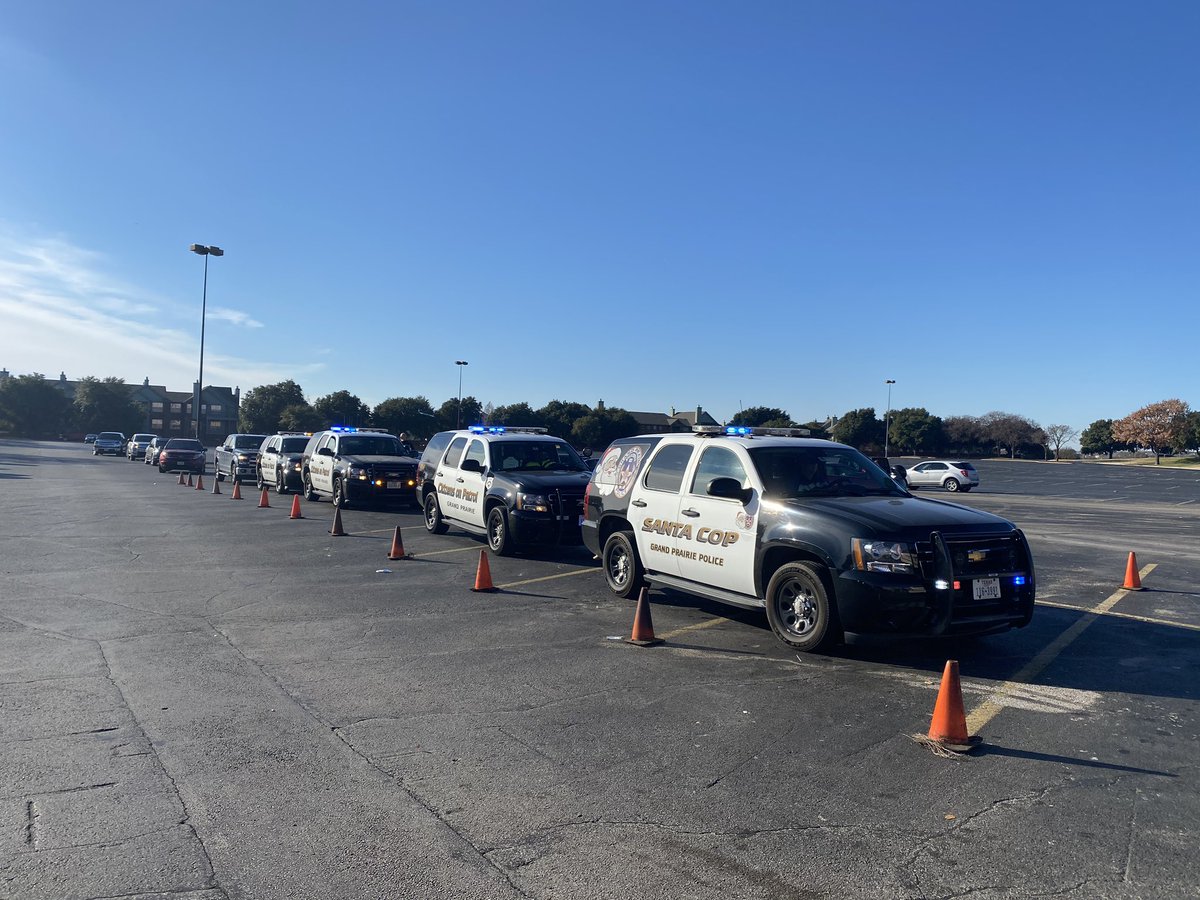 meresatx's tweet photo. Picking up meals to feed both @GrandPrairiePD and @GPTXFire that are working today - thanks to @FeedaHero!

#feedahero https://t.co/z52YZiB331