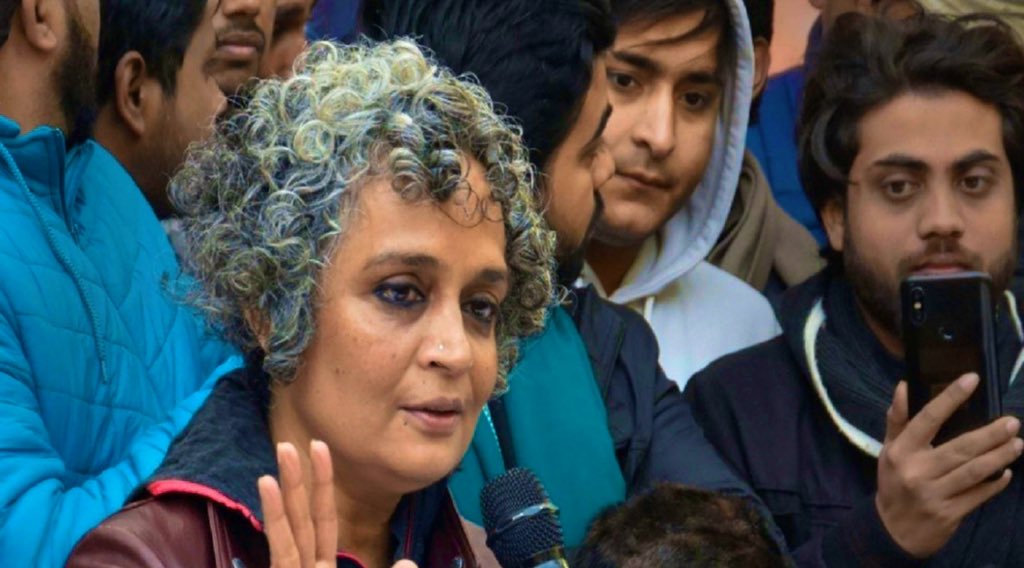 #ArundhatiRoy देशवासीयों को कह रही हैं झूठ बोलो गुमराह करो में भी कर रहीं हूँ आपको। इन्हें देश के लोगों की तकलीफ़ से कोई मतलब नहीं है ।