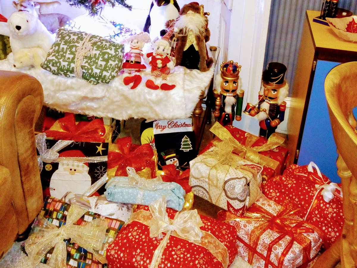 MagicalCircus's tweet photo. Doing our bit with reusable gift wrapping Christmas cloths, ribbons and #upcycled gifts #notnewisgreat #Ecofriendly #ExtinctionRebellion #ClimateEmergency @ExtinctionR #XRmas @GretaThunberg #litterFreeChristmas 🌏♥️🌍♥️🌎♥️ https://t.co/JD6RNqKyDO