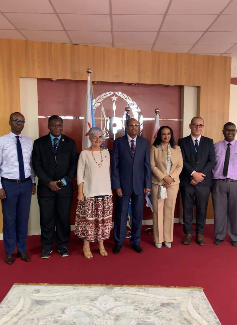 LaPoste_Dj's tweet photo. 2019 a marqué la 40e année de présence de @UN 🇺🇳 à #Djibouti🇩🇯 Pour célébrer cet anniversaire, le @LaPoste_Dj a émis une collection de timbres postaux dédiés aux Objectifs de Développement Durable La cérémonie était dirigée par S.E @ymahmoudali le ministre des Affaires étrangères https://t.co/m8xEzgoYQy