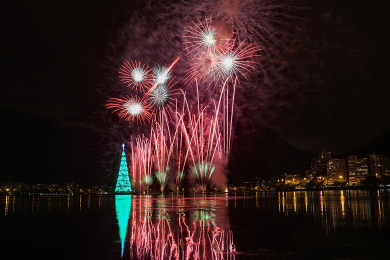 DukaKofi's tweet photo. Fireworks explode around Rio's Christmas tree during its lighting ceremony at Rodrigo de Freitas Lagoon in Rio de Janeiro, Brazil https://t.co/MH7WyiiLFw