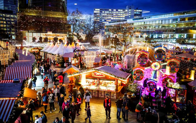 DukaKofi's tweet photo. The Christmas market on Breitscheidplatz at the Kaiser Wilhelm Memorial Church in Berlin, Germany https://t.co/3ciSv93HiI