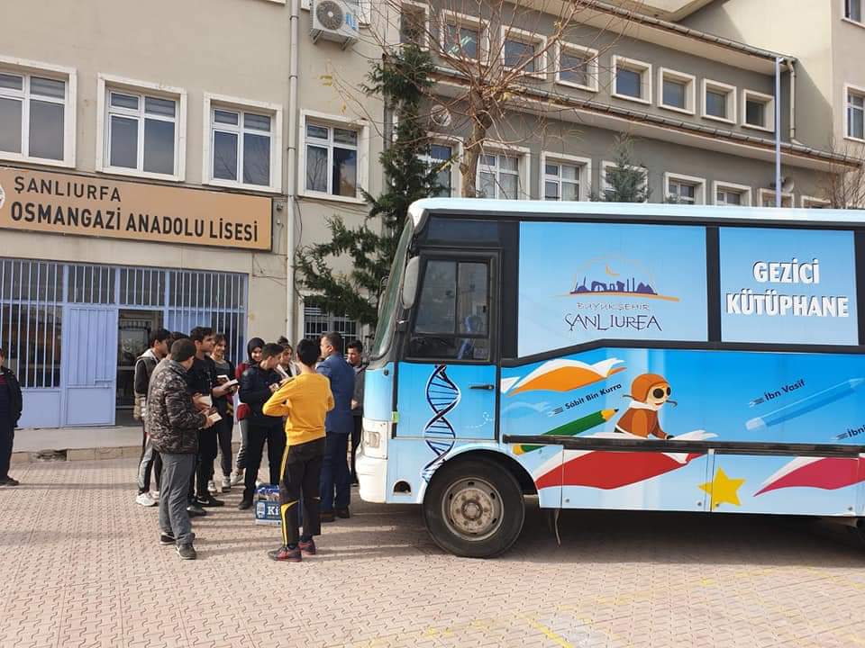 huseyinaslantr's tweet photo. Şanlıurfa B.Ş.  Belediyesi Eğitim ve Kütüphaneler Şube Müdürlüğü Gezici Kütüphanesi  ile öğrencilerin okuma alışkanlıklarını artırmak için köy köy, okul okul dolaşarak öğrencilere kitap dağıtıyor okumanın önemini öğrencilere aşılıyor.👏👏👏
@sanliurfabld https://t.co/JPCFYFXIR9