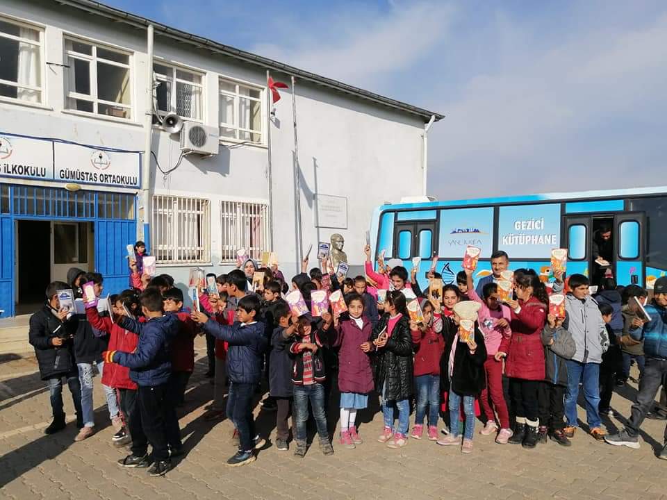 huseyinaslantr's tweet photo. Şanlıurfa B.Ş.  Belediyesi Eğitim ve Kütüphaneler Şube Müdürlüğü Gezici Kütüphanesi  ile öğrencilerin okuma alışkanlıklarını artırmak için köy köy, okul okul dolaşarak öğrencilere kitap dağıtıyor okumanın önemini öğrencilere aşılıyor.👏👏👏
@sanliurfabld https://t.co/JPCFYFXIR9