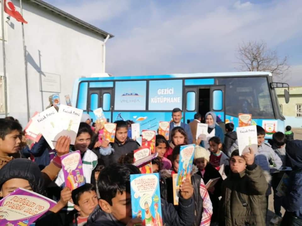 SANLlURFA's tweet photo. Şanlıurfa B.Ş.  Belediyesi Eğitim ve Kütüphaneler Şube Müdürlüğü Gezici Kütüphanesi  ile öğrencilerin okuma alışkanlıklarını artırmak için köy köy, okul okul dolaşarak öğrencilere kitap dağıtıyor okumanın önemini öğrencilere aşılıyor.👏👏👏
@sanliurfabld https://t.co/UWWunhOsyq