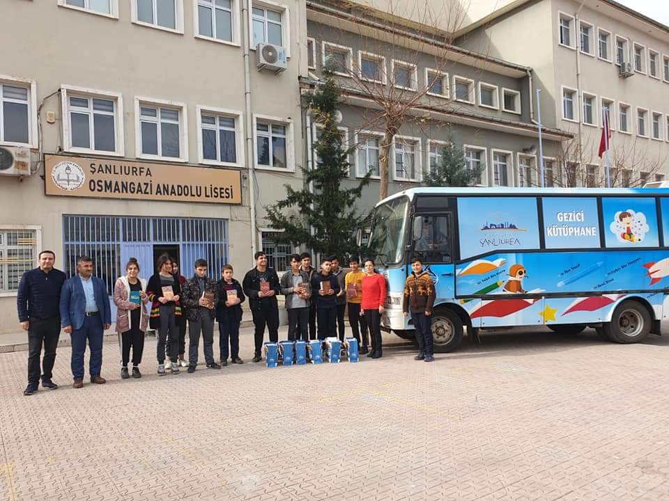 SANLlURFA's tweet photo. Şanlıurfa B.Ş.  Belediyesi Eğitim ve Kütüphaneler Şube Müdürlüğü Gezici Kütüphanesi  ile öğrencilerin okuma alışkanlıklarını artırmak için köy köy, okul okul dolaşarak öğrencilere kitap dağıtıyor okumanın önemini öğrencilere aşılıyor.👏👏👏
@sanliurfabld https://t.co/UWWunhOsyq