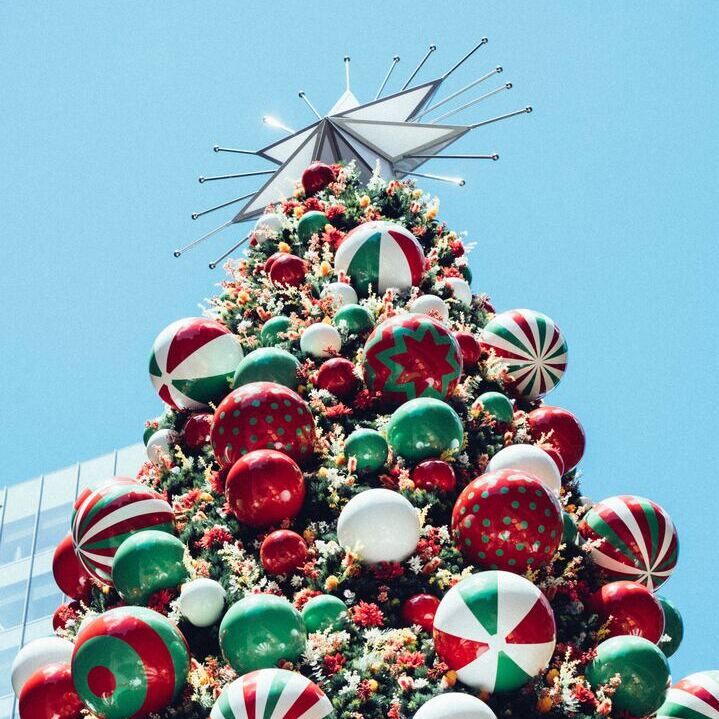 From all of us at #LuxuryCaymanVillas, we wish you and your family a very Merry #Christmas! 🎄⁣
