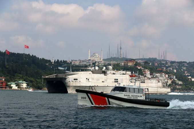 darkwebhaber's tweet photo. Yine aynı kişiler, gemilerden boğaz geçiş parası alamadıklarını söylüyorlar. Evet doğru alamıyoruz. Sadece kılavuzluk ve fener yardımı gibi faaliyetlerden para kazanıyoruz. Yine aynı kişiler, Kanal İstanbul yapılırsa yıllık 8 Milyar Dolar gelir elde edeceğimizi söylüyor. https://t.co/tBTvDIxCsu