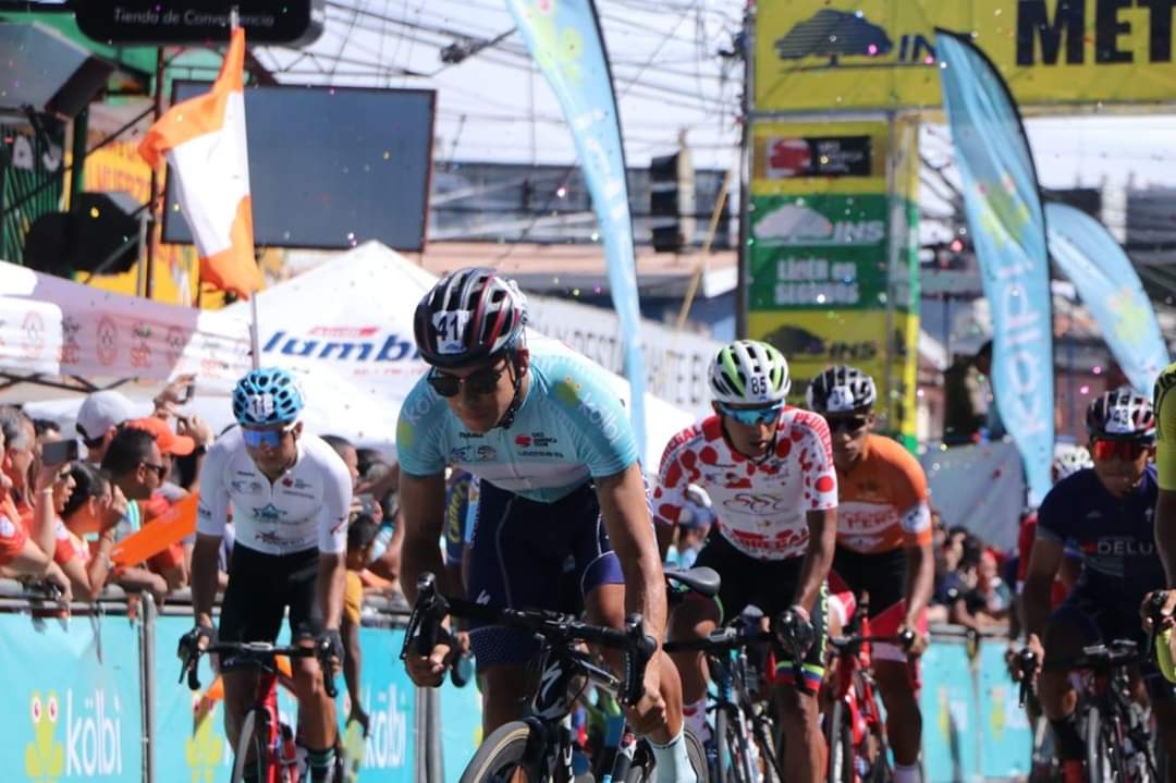 paolocar10's tweet photo. Felicitaciones al equipo Guatemalteco de Ciclismo @OpticasDeluxe que concluyó una destacada actuación en la Vuelta a Costa Rica ganada por el local Daniel Bonilla. Alejandro Padilla fue el campeón de la regularidad y Luis López mejor Sub23 y 3ro en la General @AntorchaDeporte https://t.co/opYZOFx35v