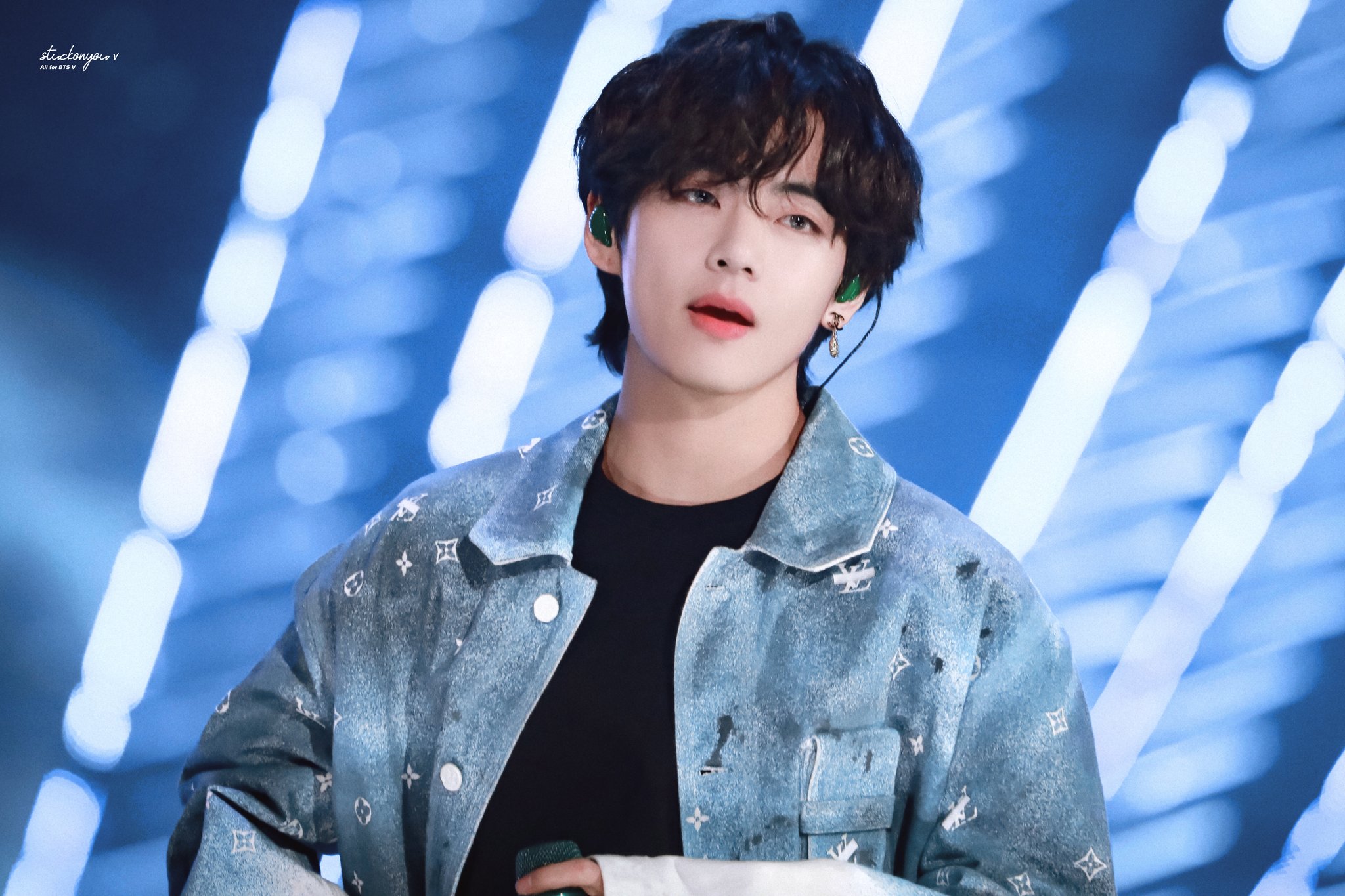 Stuckonyou Sbs V 뷔 태형 Taehyung Btsv Kimtaehyung 김태형 テテ Bts 방탄소년단뷔 Bts Twt