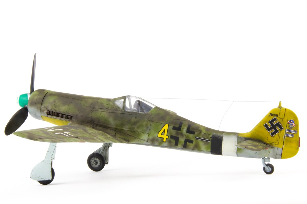 SnorresMayhem's tweet photo. It's christmas all over the world. Hope you'll have a good time with friends and family.  This is my 1/48 FW190D-13 from Eduard. https://t.co/fsvJzJOkc4