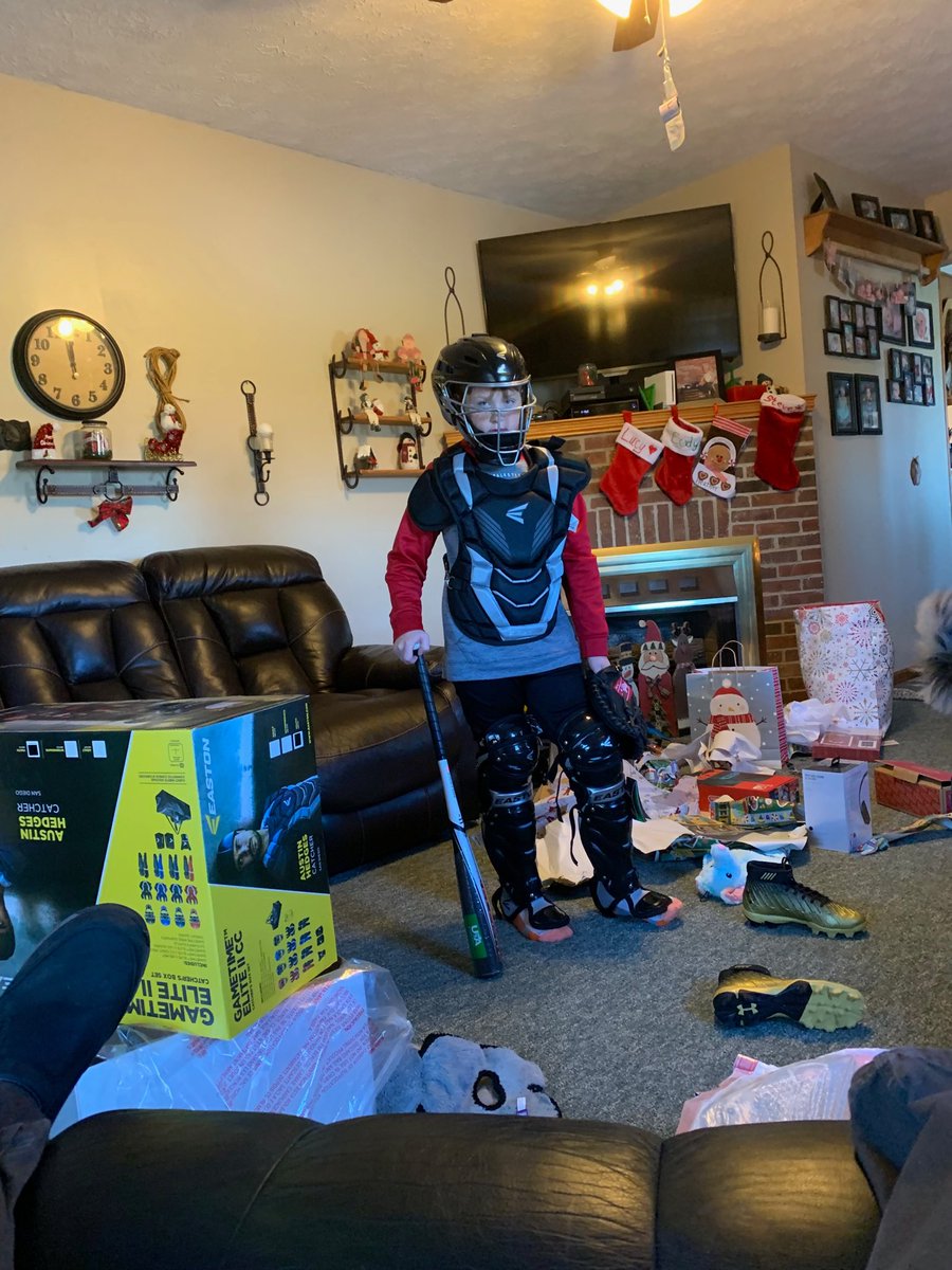 baseball_bob49's tweet photo. New catchers gear and bat for Christmas #santaknew https://t.co/upnr8WFUsO