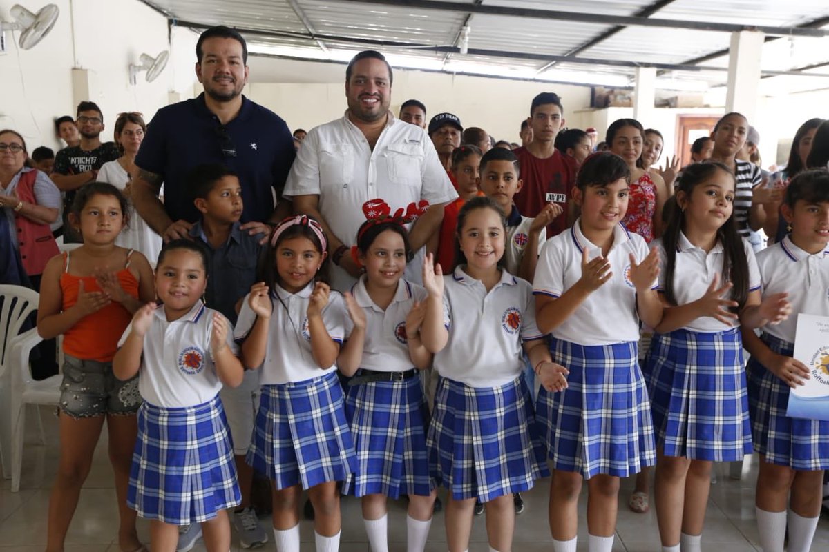 abgmadero's tweet photo. Compartimos un momento de alegría junto a los niños y niñas de @aldeasosecuador en #Portoviejo. El Gobierno Nacional vela siempre por los derechos de los ciudadanos. Que este tiempo de paz y amor sea un espacio para compartir con todos los ecuatorianos en cada rincón del país. https://t.co/apaGEXe4sm
