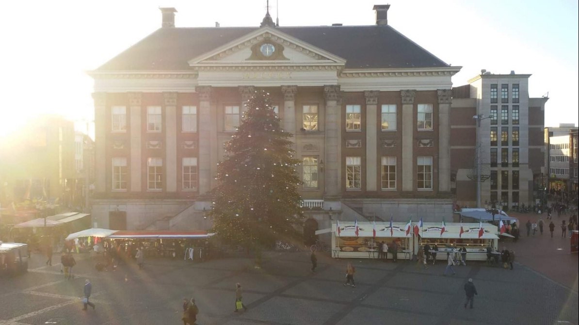 avdheide8s's tweet photo. Links mijn kerstkaart van 2016 Grote markt Groningen. Nu samen met #aidsfonds, #Fetzendegroot &amp; #GGD bezig het #roze beeld op plek kerstboom te krijgen! Symbool voor elke 40 seconden 1 onnodige aidsdode ergens ter wereld. 💪🏾🎗❣
Voor nu fijne #kerst &amp; een gezond #2020❣😘 https://t.co/maX0dRhtID