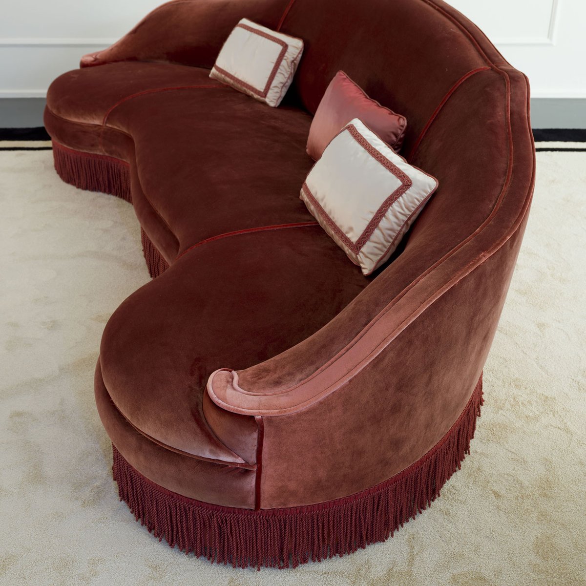 Passerini_com's tweet photo. Curves and fringes for a glamourous and sinuous sofa made in Italy by Galimberti Nino. Anemone Sofa. 

#interiordesign #furniture #livingroom #luxuryfurniture #furnituredesign #interiors #palmbeach #floridadesign #floridahomes  #JupiterFl #Southflorida #Anemone #GalimbertiNino https://t.co/b4C2zjC4Oo