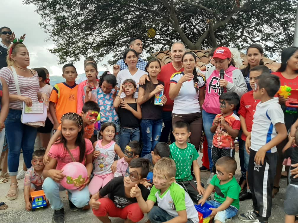 Desde mi terruño andino, con gran emoción y orgulloso de nuestras tradiciones comparto con uds. un pedacito de como se vive diciembre al calor de la solidaridad y el amor Patrio del tachirense. 
¡Feliz Navidad , #Venezuela! 
#NavidadesFelicesEnTachiraConNicolas 2/2