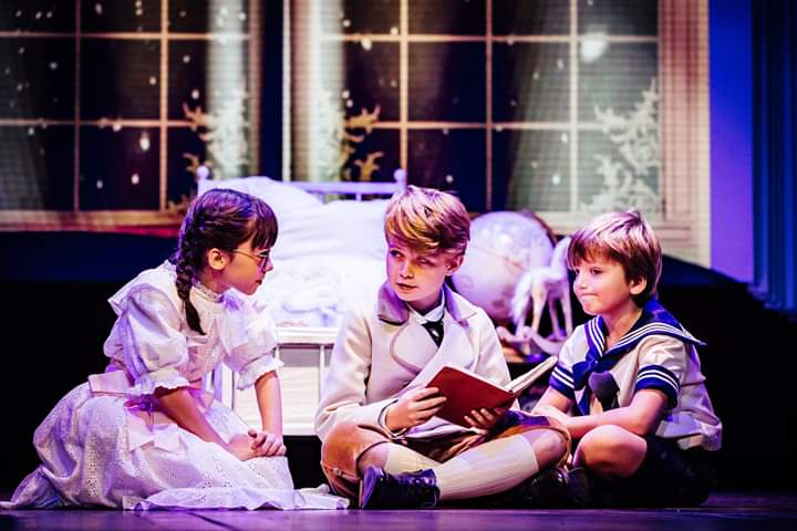 jvernemusical's tweet photo. Nous vous souhaitons d'avoir découvert au pied du sapin de jolis livres de Jules Verne, et peut être même des places pour venir nous voir au Théâtre Édouard VII ;)

📸 Stéphane Kerrad https://t.co/asHpi9hfGd