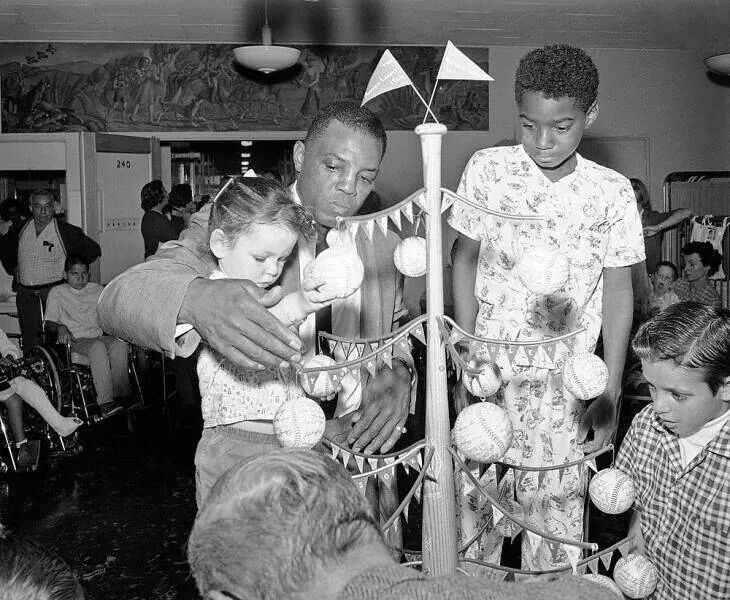 baseballinpix's tweet photo. Willie Mays visiting a children's hospital at Christmas. https://t.co/0jm85yPgxQ