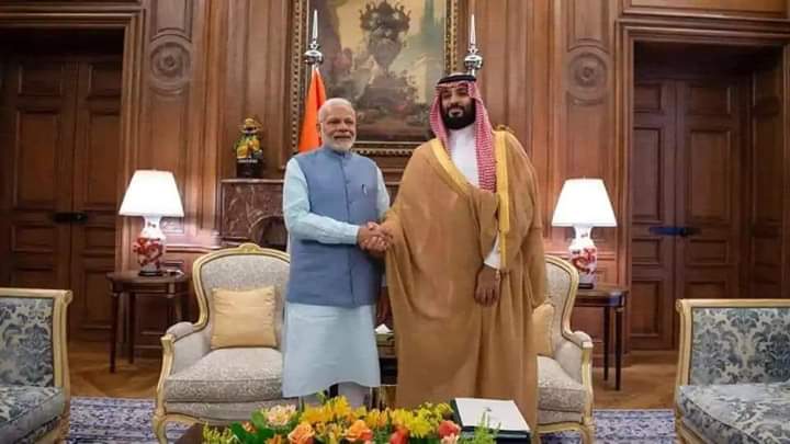 UsmanViewz's tweet photo. سعودی شہزادے مودی کو کیوں نہیں کہتے کہ کشمیر یوں پر ظلم بند کرو ورنہ تمارے لوگوں کو سعودی عرب سے نکال دونگا؟
#Kashmir #Quaid #SaudiArabia #India #Modi #KashmirIssue #Pakistan #ImranKhan #ModiKillingKashmiris #ModiTheKillerOfKashmiris #ModiBanaHitler https://t.co/Mhiy41zgo6