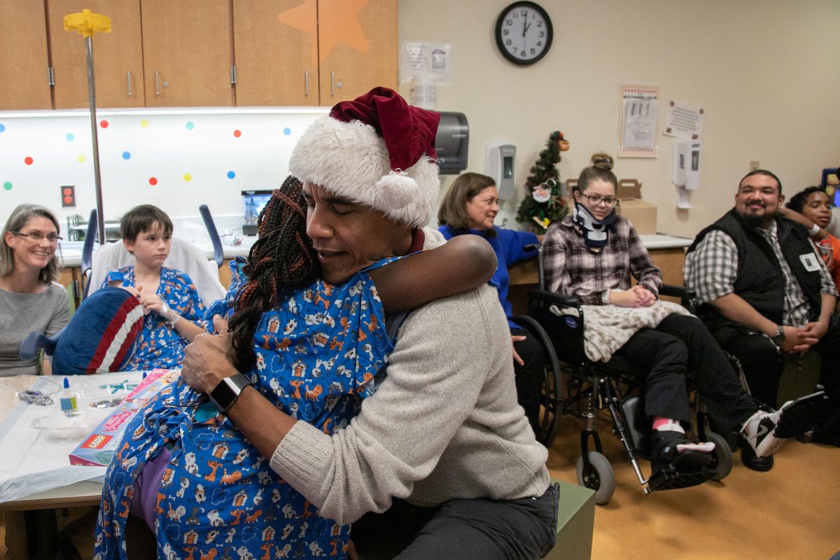 ObamaFoundation's tweet photo. On behalf of all of us at the Obama Foundation, Merry Christmas! https://t.co/rvP35Gozjc