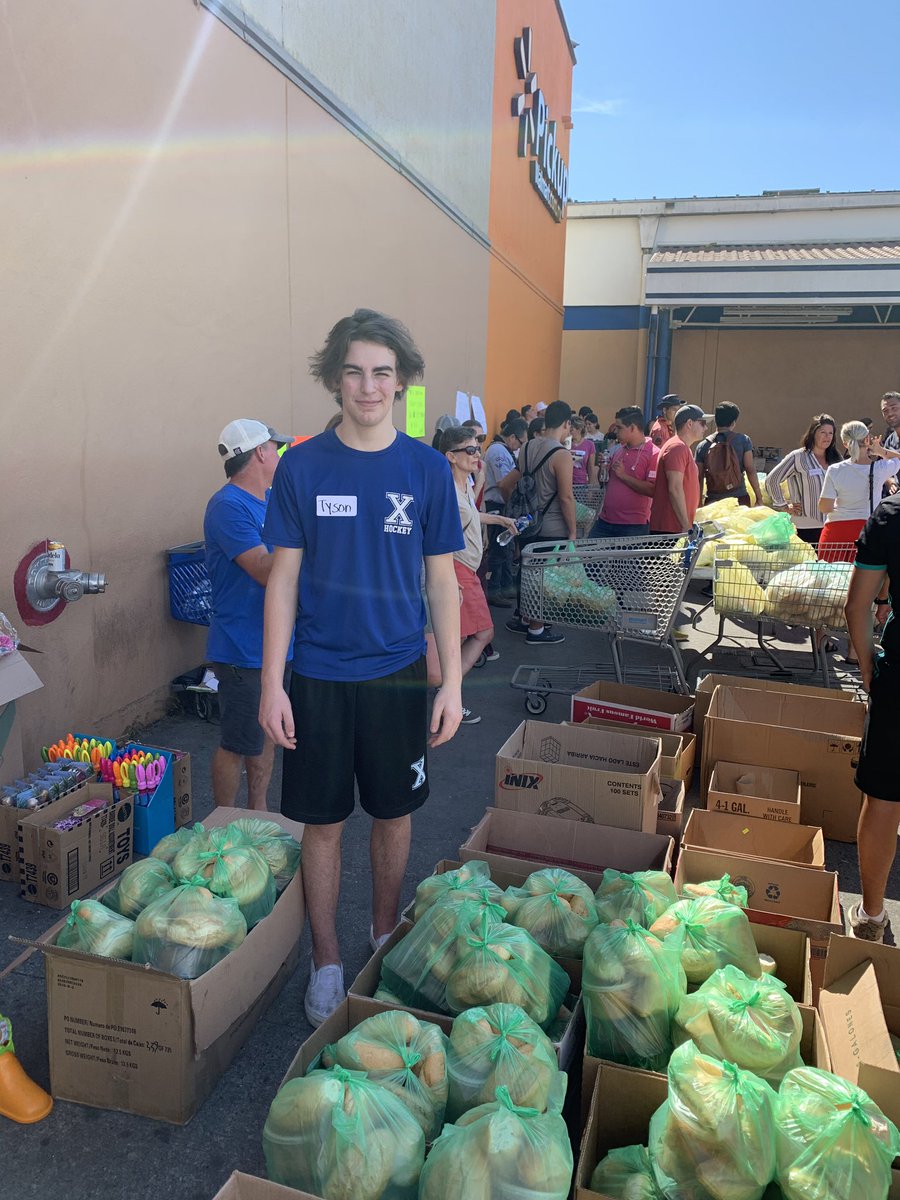 dendall78's tweet photo. Delivering food, toys and clothing to people in need in Puerto Vallarta.  Merry Christmas to you and yours!  @TyEndall31 https://t.co/MPUC9JPm5E